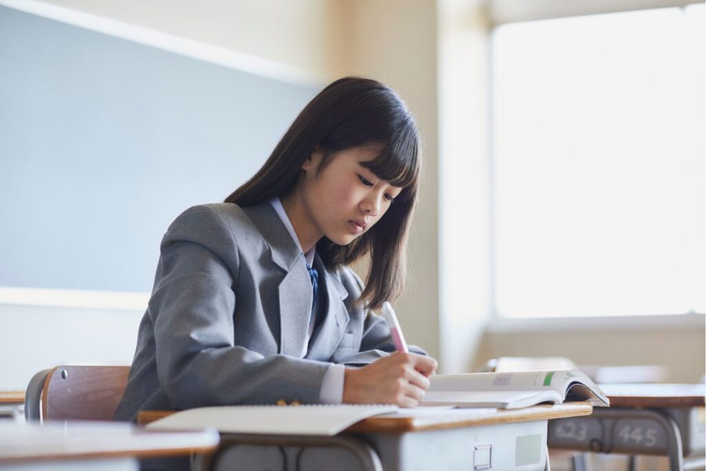 勉強する女子中学生