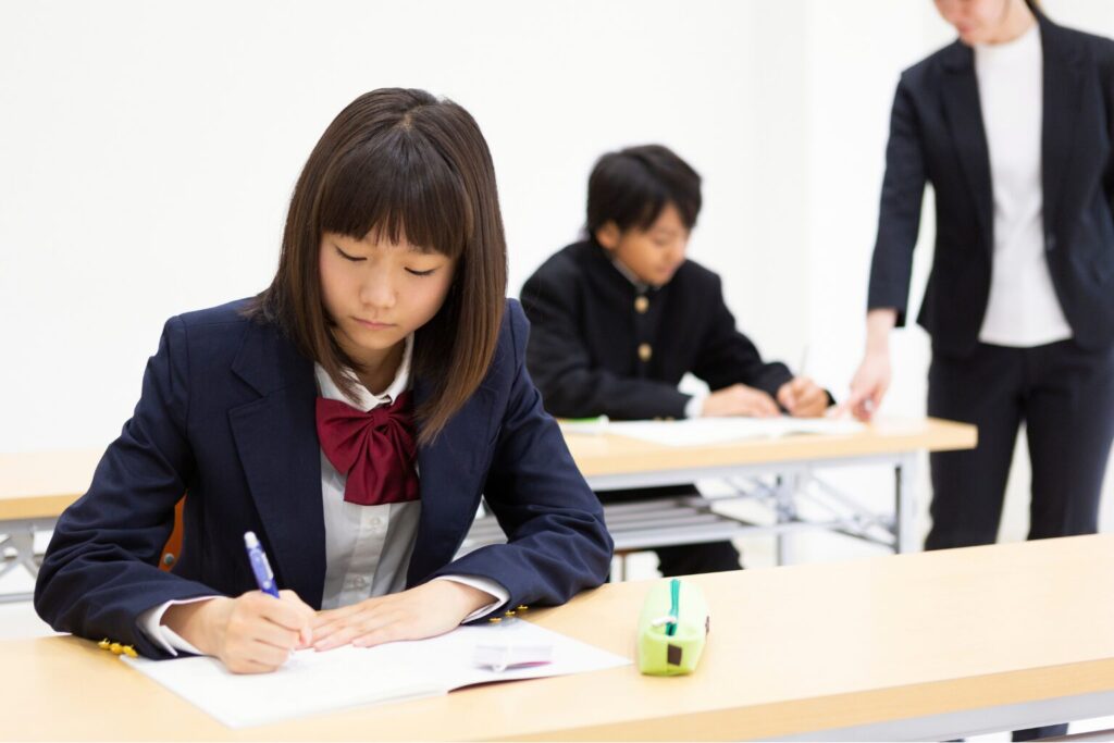 勉強する生徒