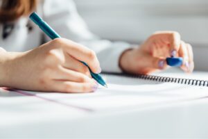 勉強する生徒の手元のアップ