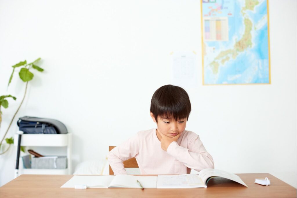 勉強する男子小学生