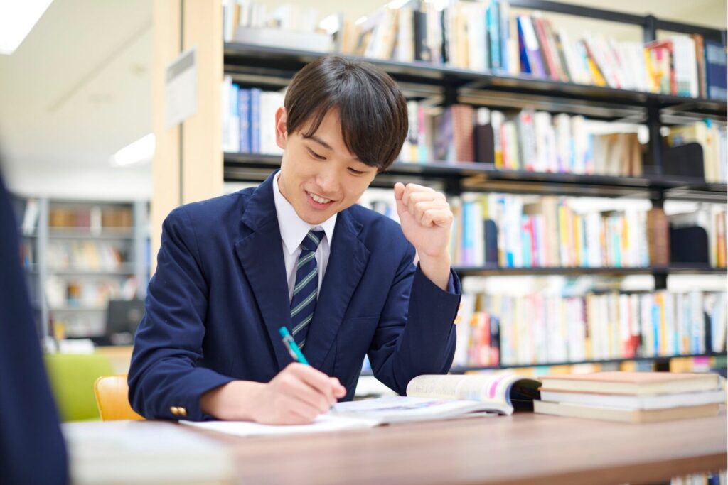 勉強する男子生徒