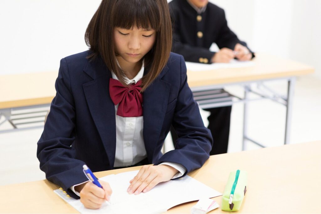 問題を解く女子中学生