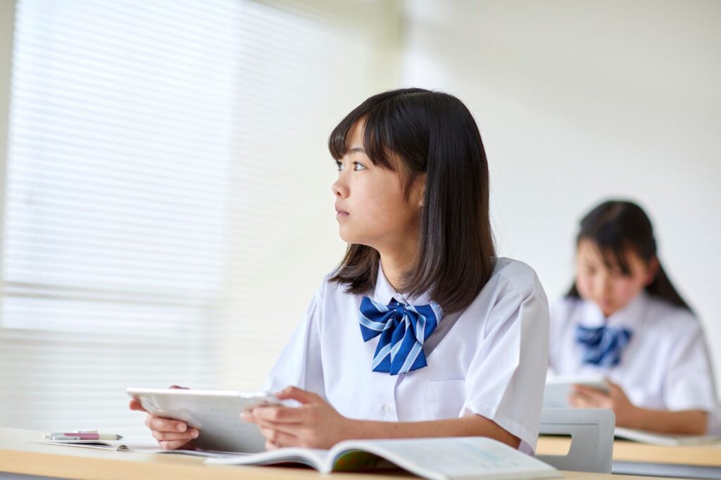 外を見ている女子中学生