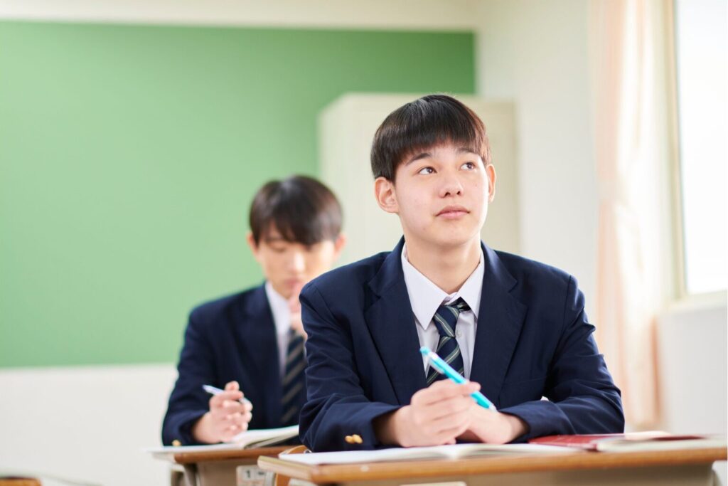 少し上を見る高校生