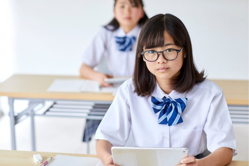 授業を受ける女子生徒