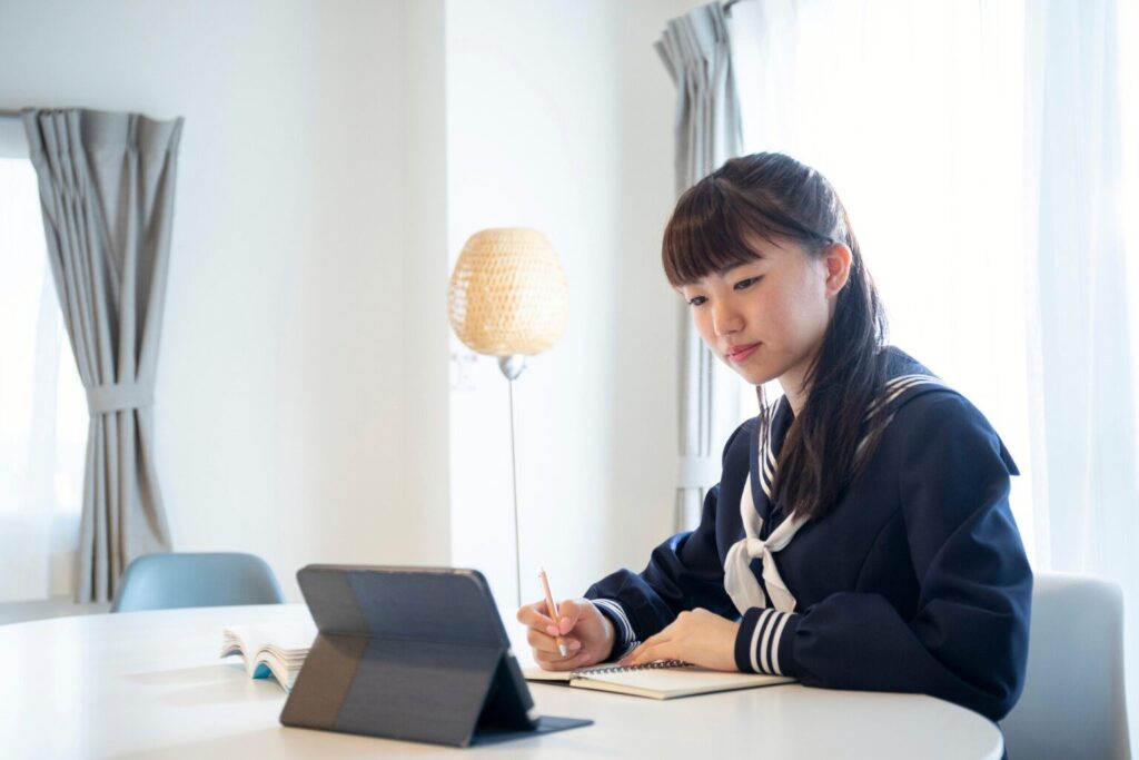 自宅で勉強する女子中学生