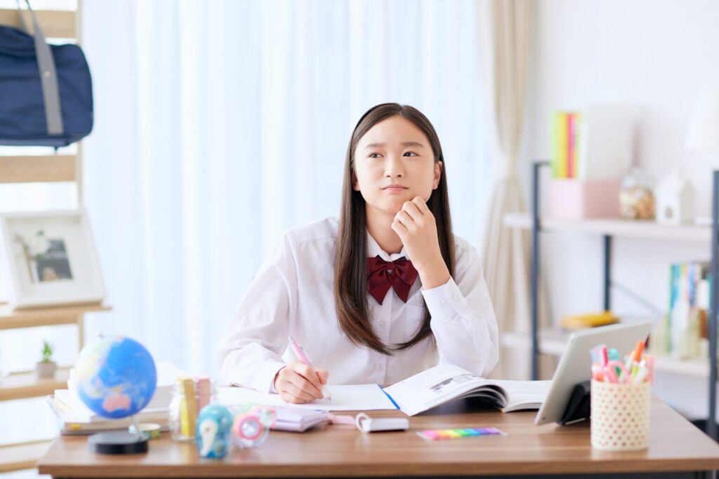 自宅で勉強する女子高生