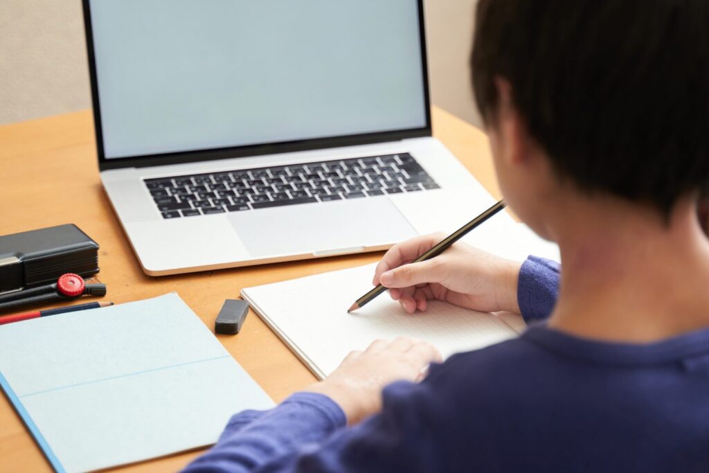 自宅で勉強する小学生