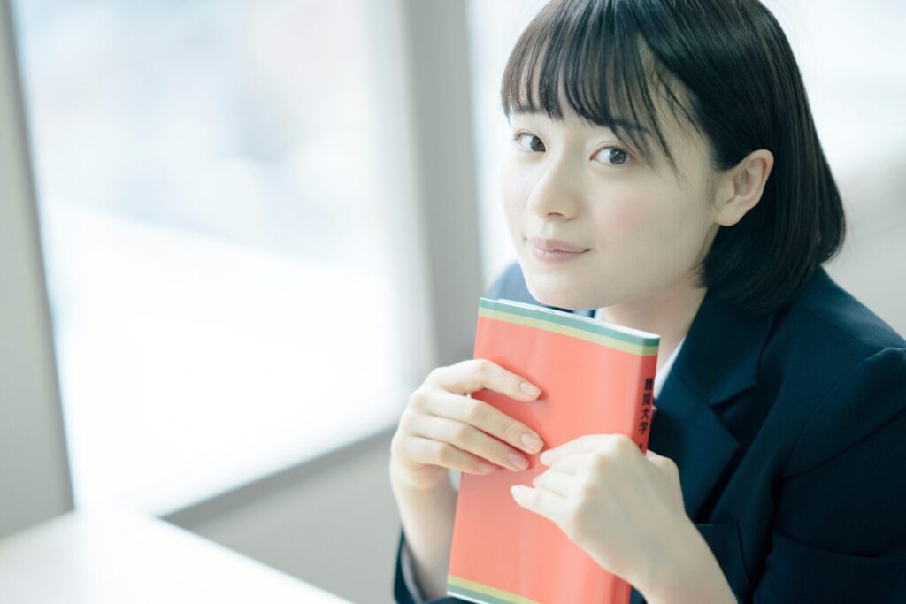 赤本を持つ女子高生