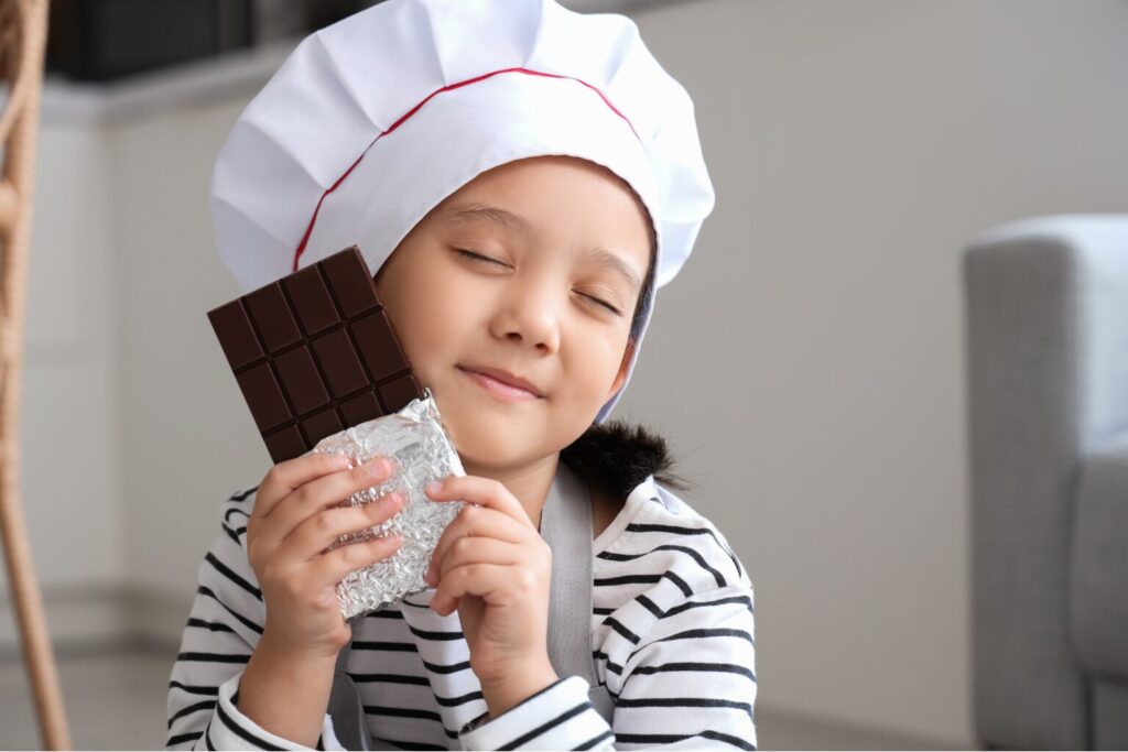 チョコレートを持つ子供